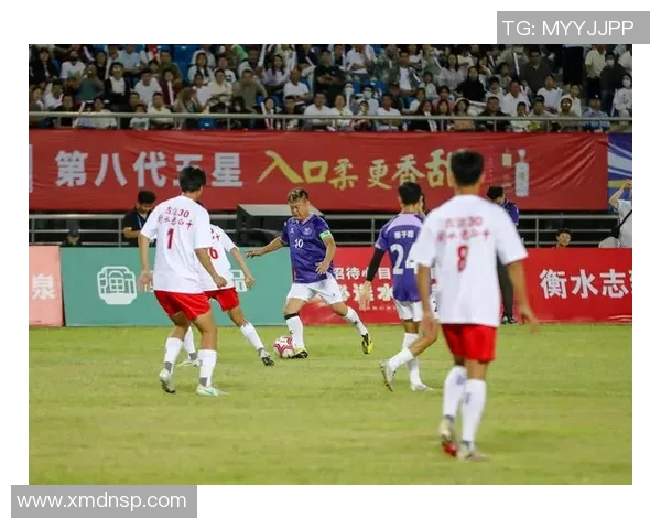 足球巨星与跨界明星同框合影展现不同领域的精彩碰撞与友谊时刻